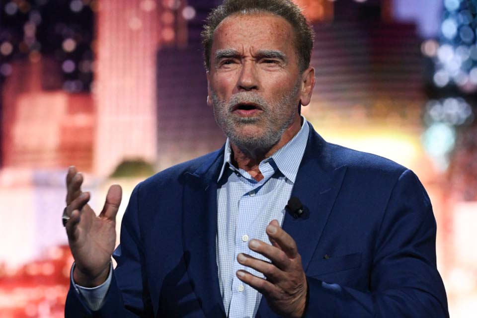 Arnold Schwarzenegger se envolve em acidente de trânsito e atropela ciclista em Los Angeles