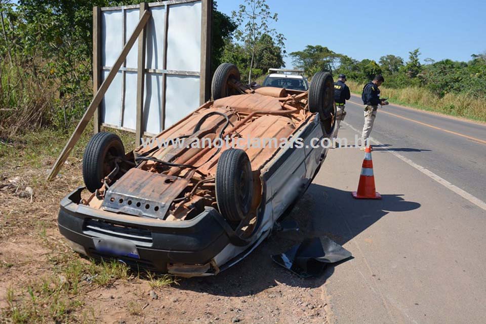 Uno capota ao ser tocado por Strada durante ultrapassagem na BR-364