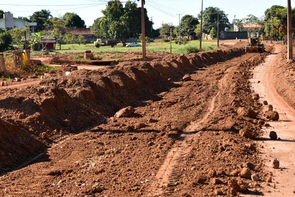 Serviços de drenagem e pavimentação na Avenida Sete de Setembro avançam no Bairro Brizon 