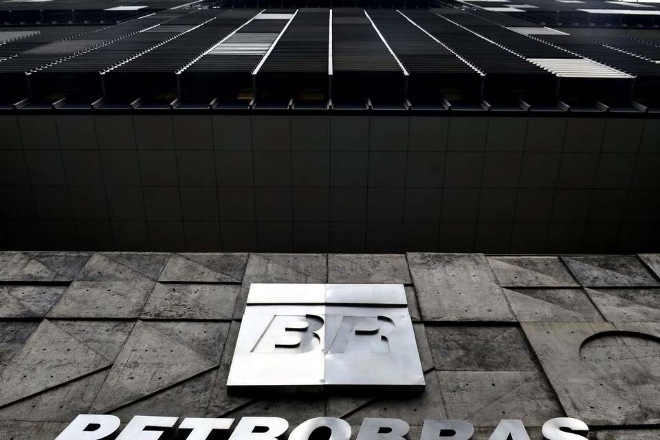 Petrobras lança edital para arrendamento de terminal de regaseificação