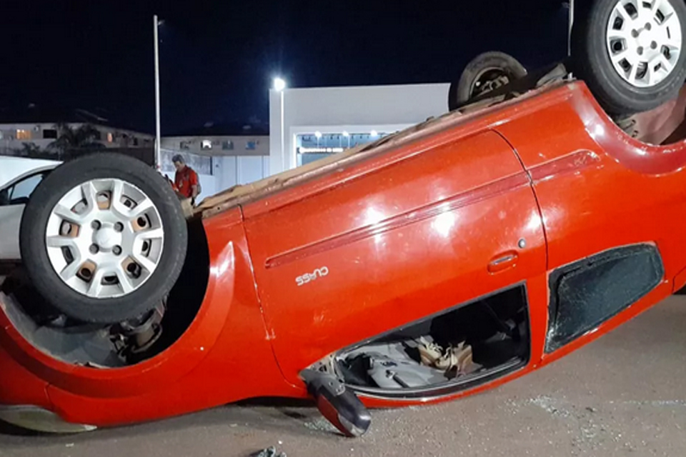 Duas mulheres ficam feridas após carro capotar na Rio Madeira