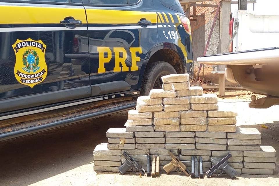 PRF em Ji-Paraná apreende 64 quilos de cocaína e três pistolas na BR-364