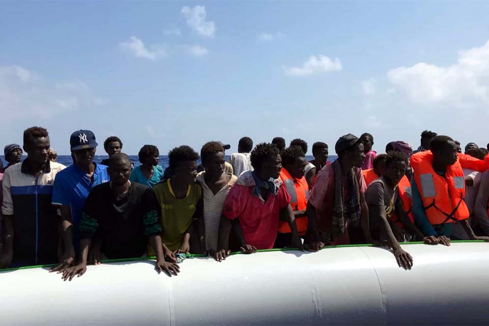 Bebê nasce a bordo de embarcação de migrantes a caminho das Canárias