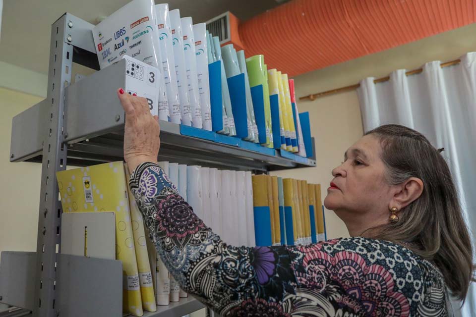 Professora deficiente visual ensina braile como forma de superação; pedagoga Sebastiana Santana perdeu a visão em 2015