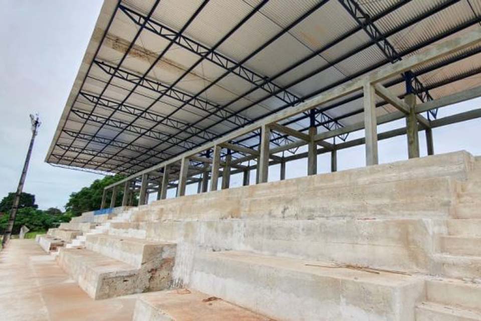 Construção da arquibancada coberta no estádio Leal Chapelão está na fase de acabamento