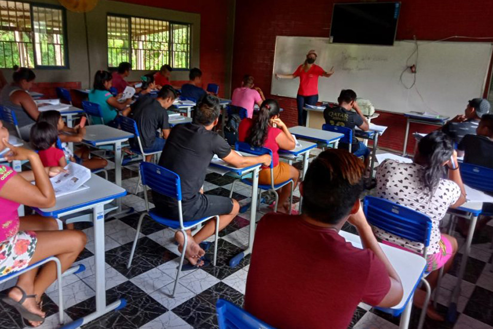 Estudantes indígenas da Baía das Onças em Guajará-Mirim recebem visita de profissionais da Mediação Tecnológica