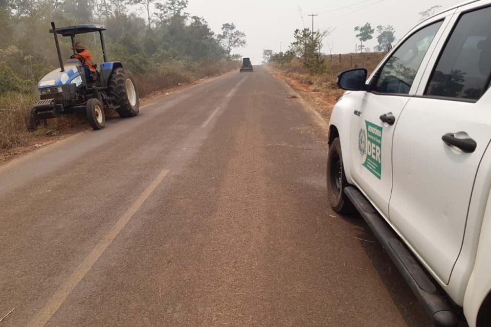 Margens da RO-486, popular Rodovia do Café, recebem serviços de limpeza e manutenção