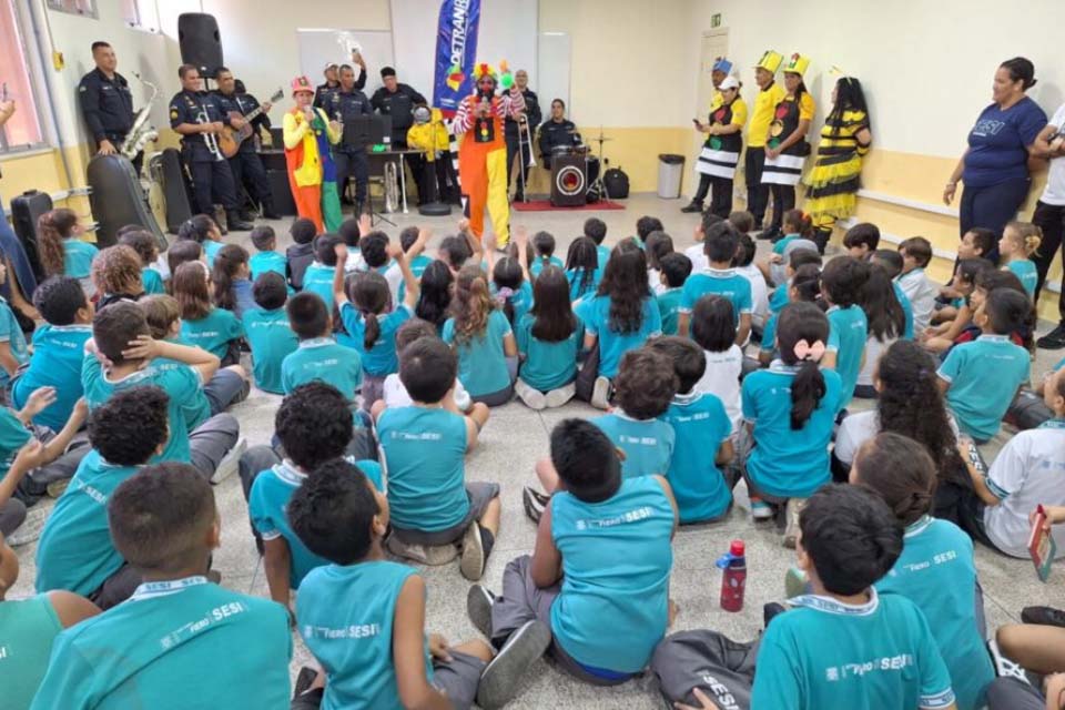 Ação lúdica educativa para estudantes reforça maior atenção e segurança no trânsito, em Porto Velho