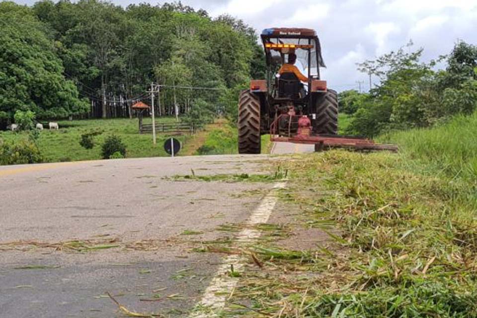 Rodovias pavimentadas na região da Zona da Mata recebem serviço de roçagem