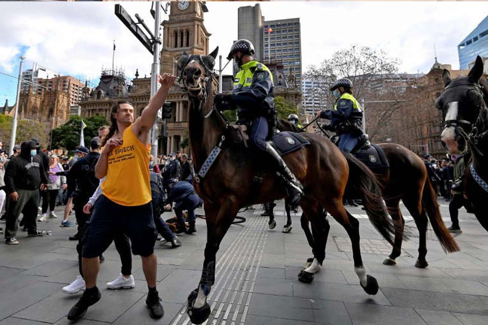 Manifestantes anticonfinamento enfrentam a polícia na Austrália