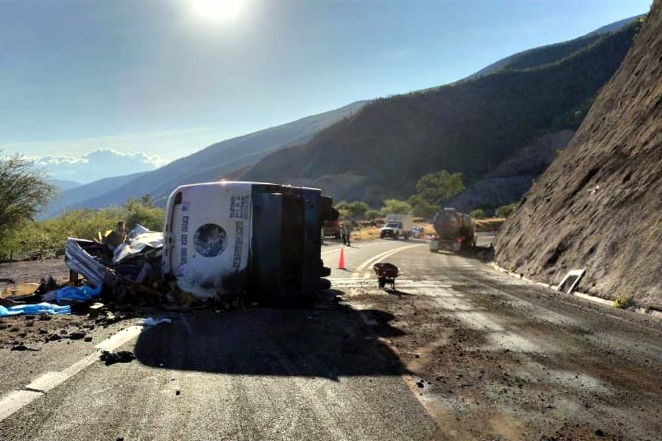 Ônibus que transportava migrantes capota e deixa quase 20 mortos no México