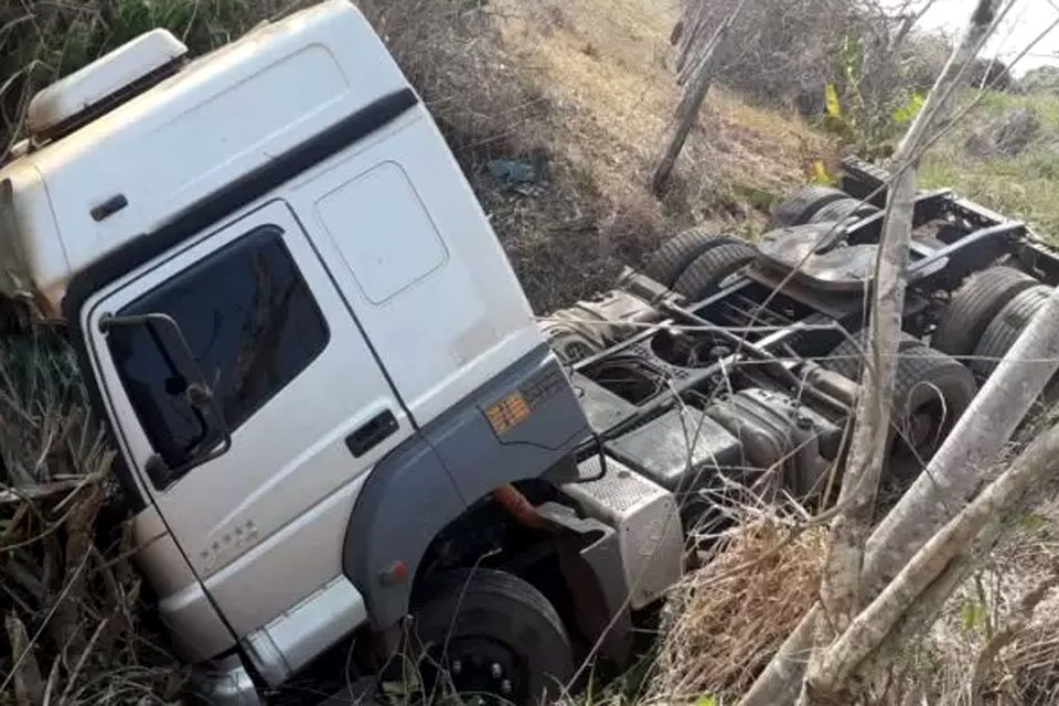 Motorista perde controle de caminhão e cai dentro de vala na BR-435