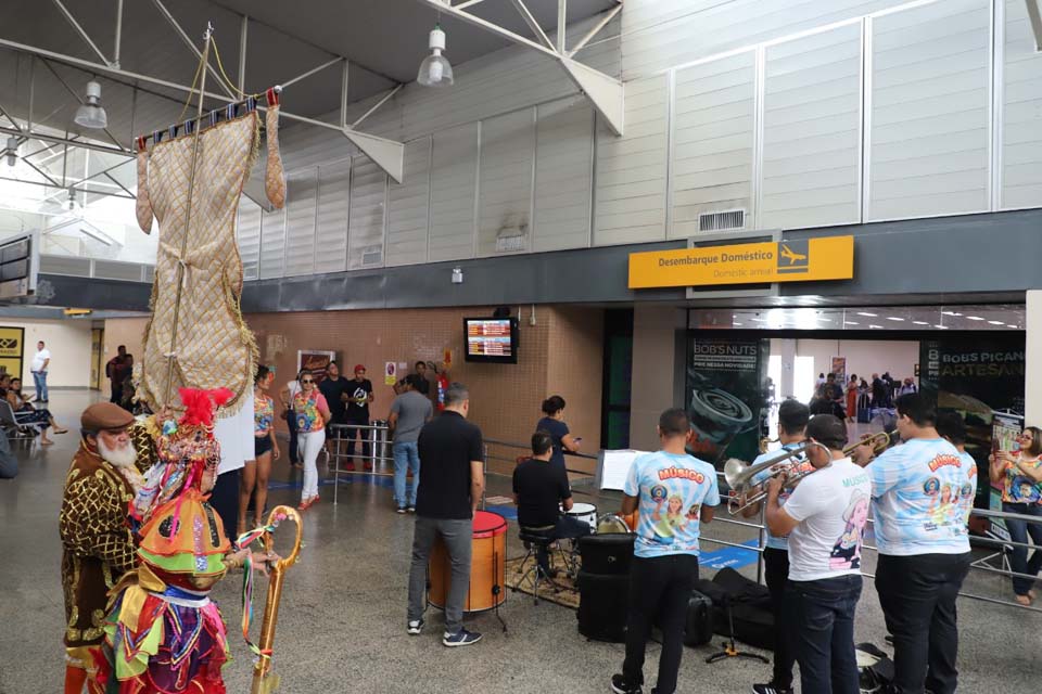 Prefeitura recepciona turistas com Banda do Vai Quem Quer no aeroporto