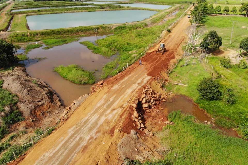  Secretaria Municipal de Obras conclui instalação de bueiro para substituir ponte de madeira na LC -55