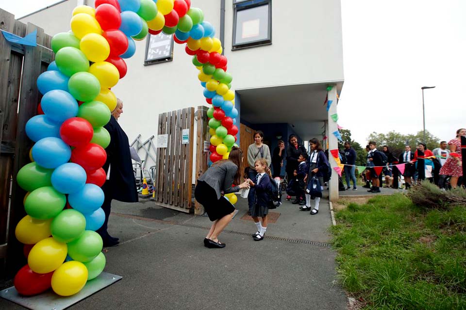 Alunos voltam às aulas em Londres com álcool em gel e apoio emocional