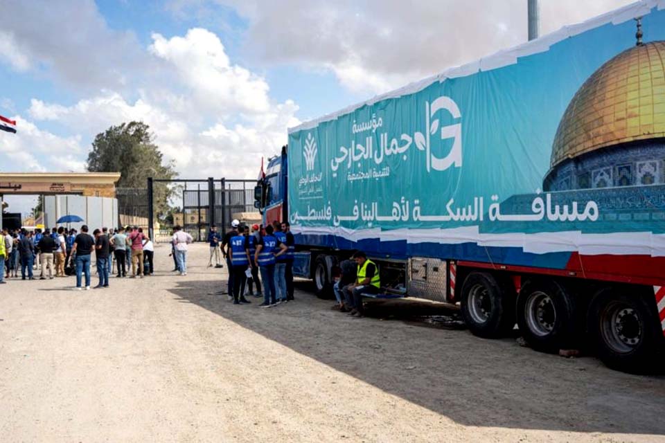 Caminhões com ajuda humanitária entram em Gaza durante trégua entre Israel e Hamas