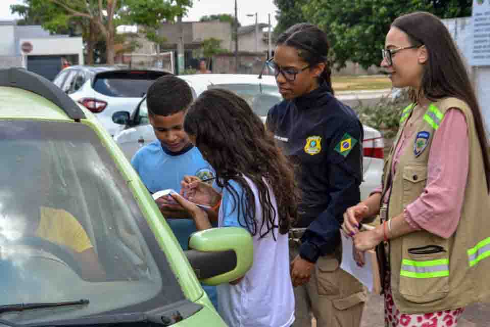 PRFs Mirins realizam ação educativa sobre segurança no trânsito em Vilhena