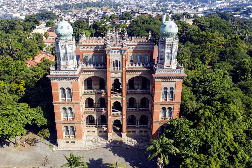 Fiocruz faz 122 anos fabricando vacinas e remédios para todo o país