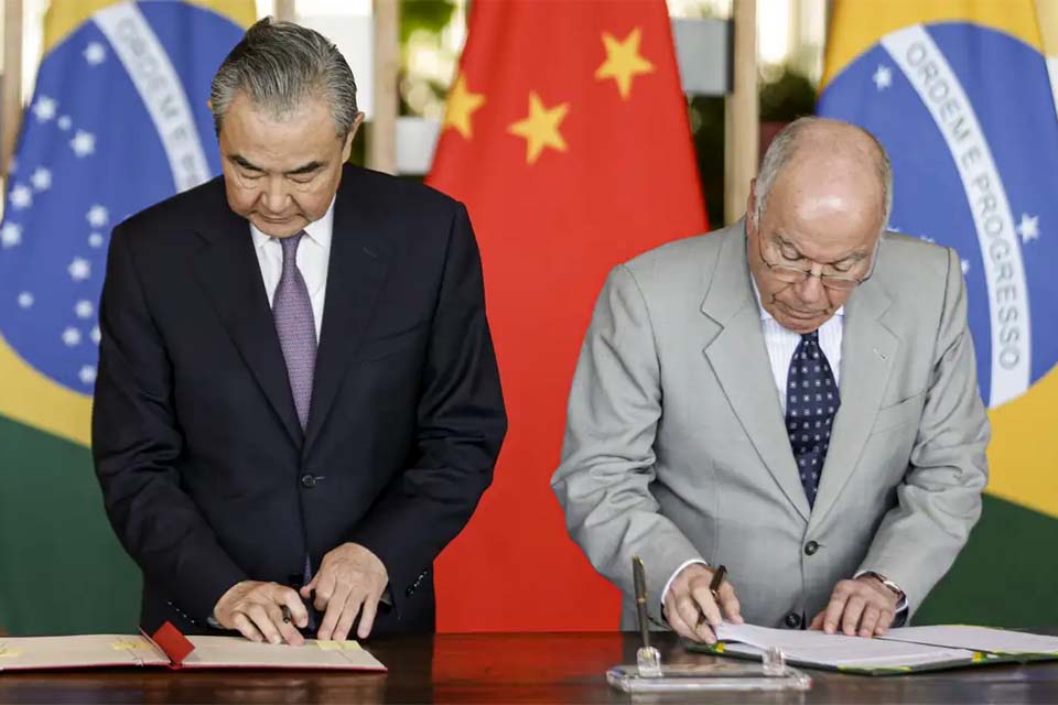 Visto de permanência de brasileiros e chineses passa para dez anos