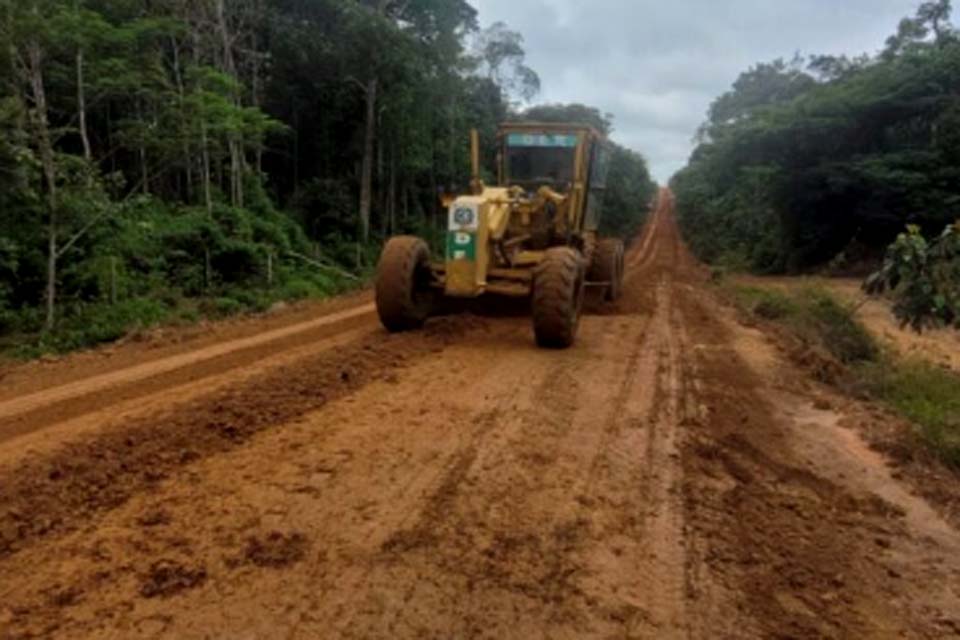 Obra de recuperação de 70 quilômetros da RO-443 inclui serviços de cascalho e patrolamento