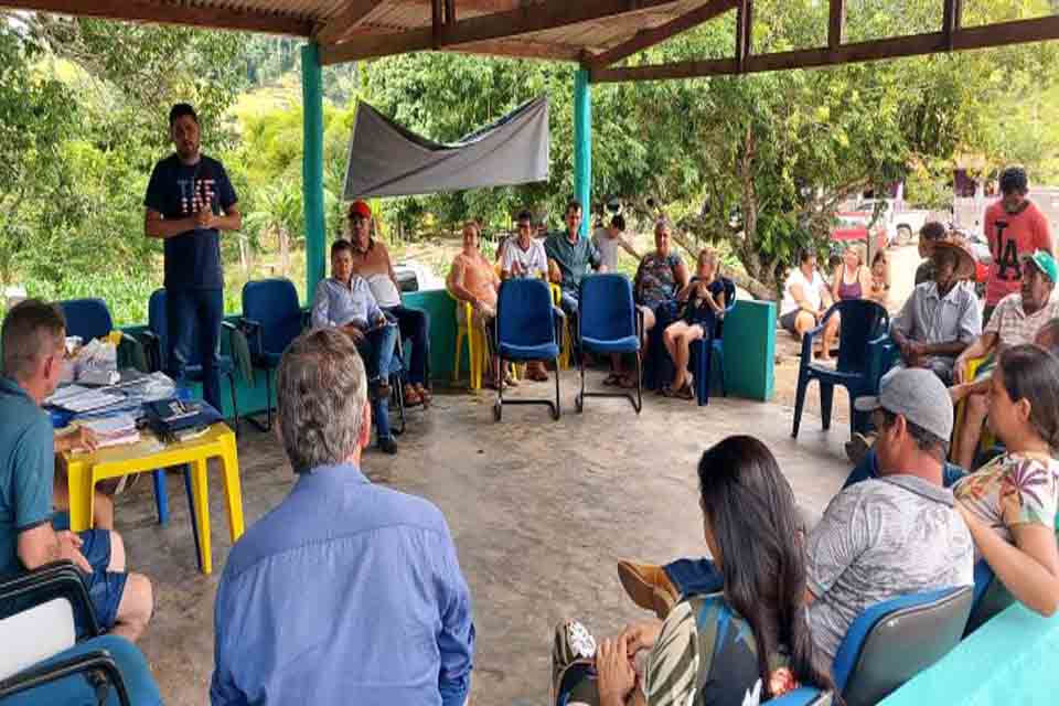 Deputado Jean Mendonça entrega implemento agrícola para associação em Espigão do Oeste