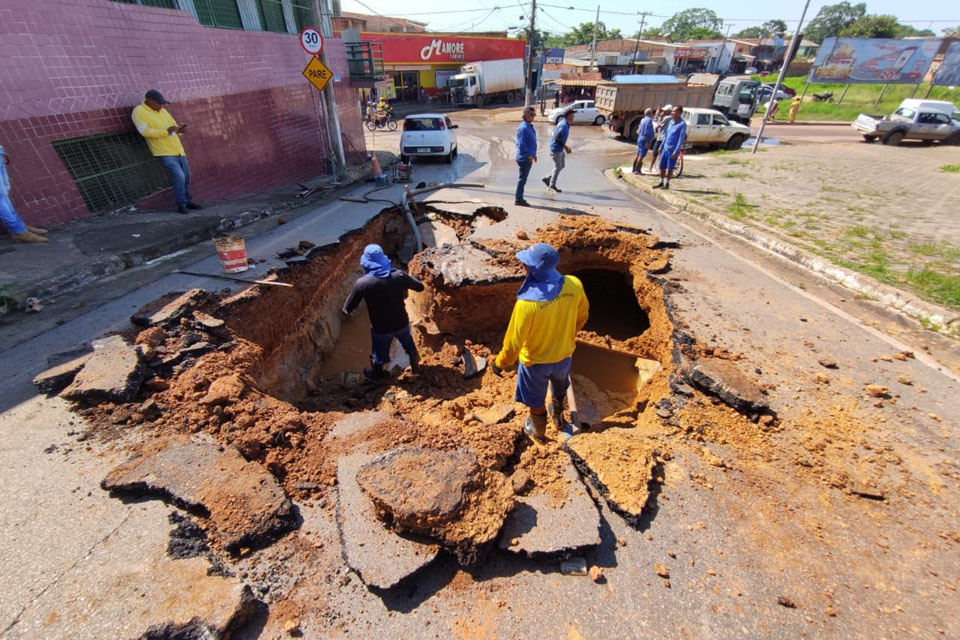 Prefeitura trabalha em recuperação de trecho da avenida Farquhar