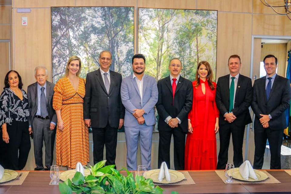 Magistrados homenageados são recepcionados na presidência da Assembleia Legislativa de Rondônia