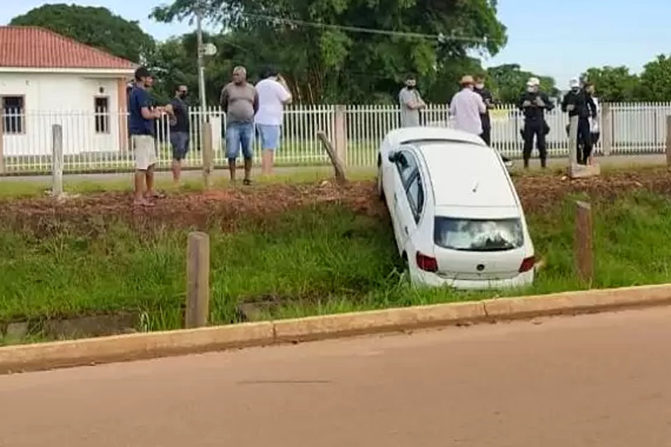 Motorista faz ultrapassagem indevida, toca em caminhão e cai em esgoto