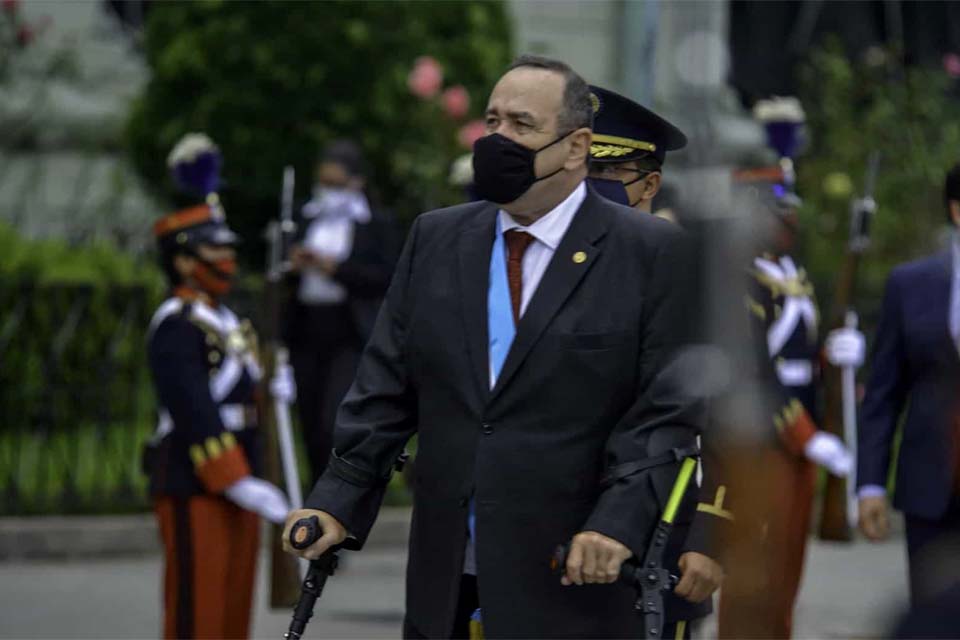 Presidente da Guatemala infetado com Covid-19