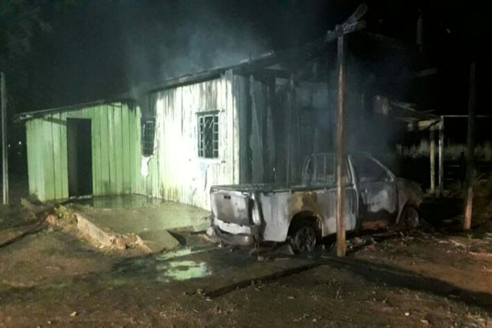 Incêndio criminoso destrói casa e caminhonete Hilux em propriedade rural
