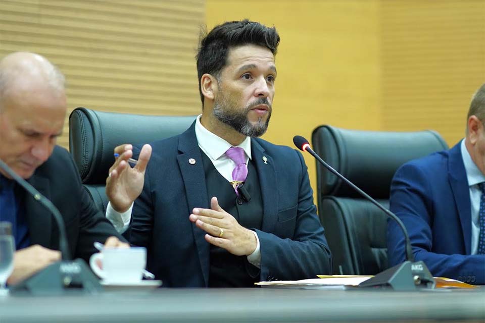 Delegado Camargo passa a explicar detalhadamente projetos que tramitam na Assembleia para que a população possa entender