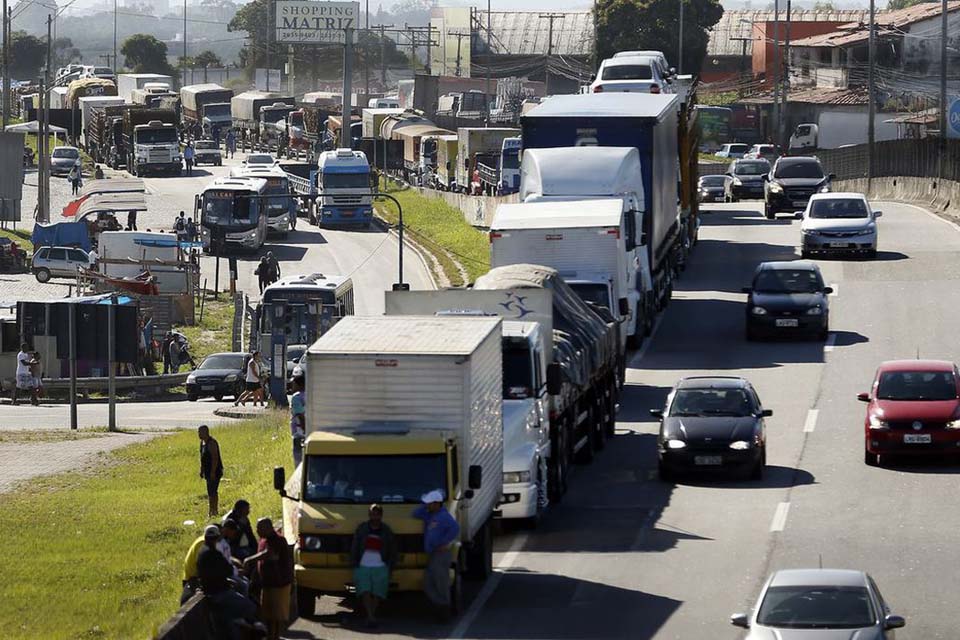 Caminhoneiros recebem auxílio com parcela dobrada