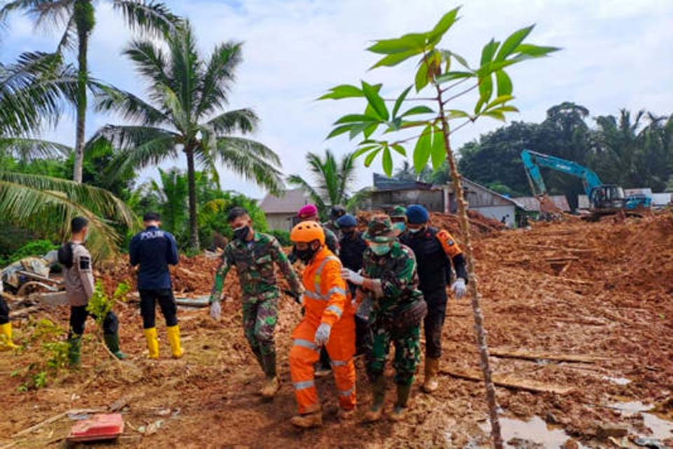 Sobe para 30 número de mortos em deslizamento de terra na Indonésia 