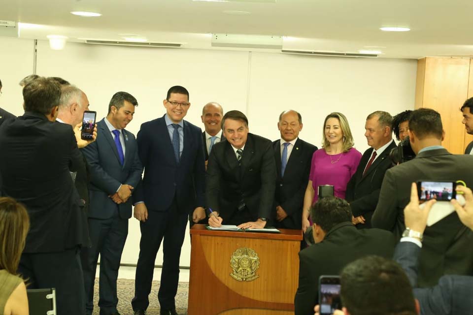 Transposição: Presidente Jair Bolsonaro assina decreto de servidores até 1987 