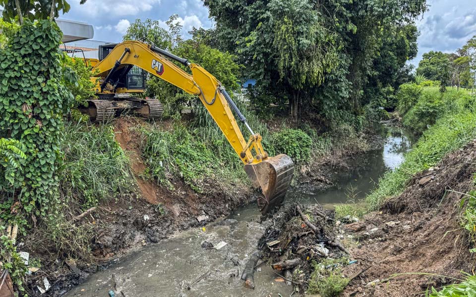 Prefeitura atua na limpeza e desobstrução do canal da Praça 22 de Dezembro