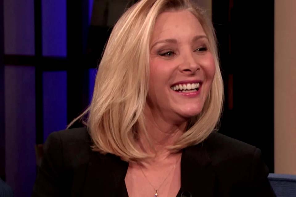 Lisa Kudrow revela que sentia insegurança com seu corpo na época de Friends