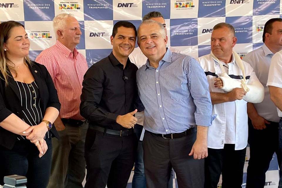 Deputado Cássio Gois participa da assinatura histórica do projeto de duplicação da BR-364, em Itapuã 