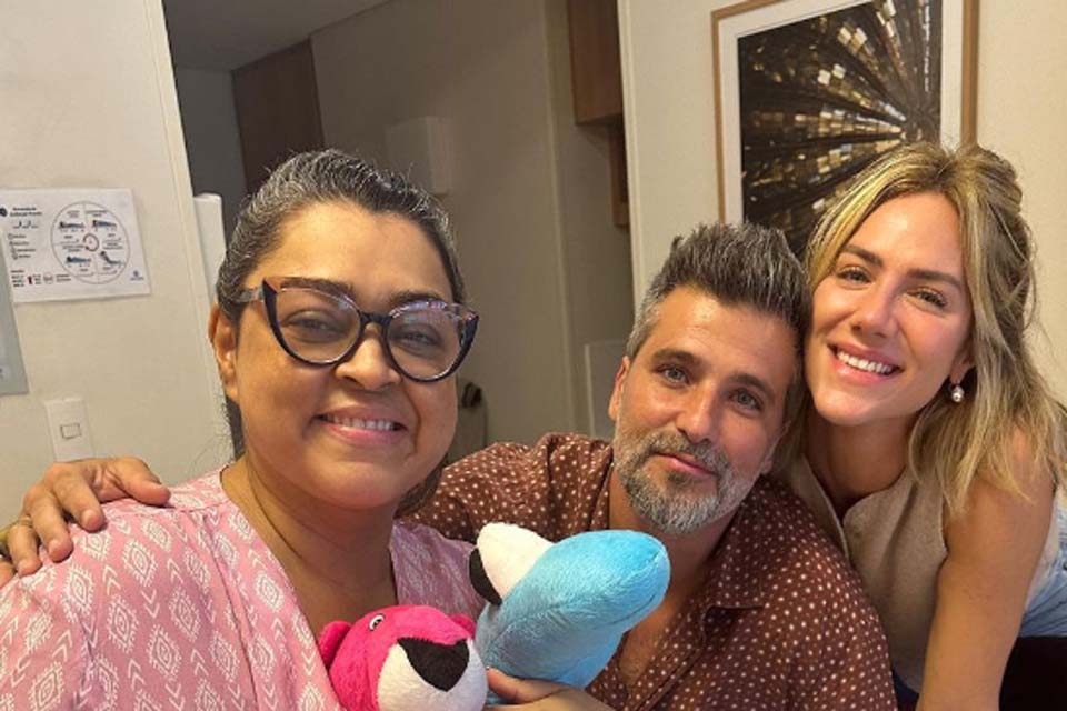 Preta Gil recebe visita de Gio Ewbank e Bruno Gagliasso no hospital: 'Não estou só'