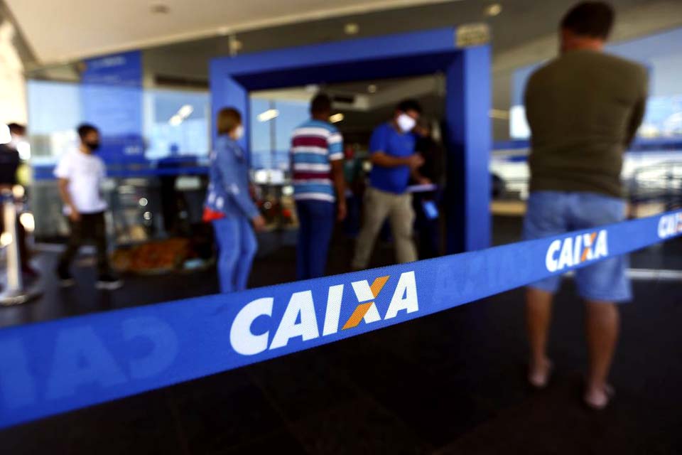 Caixa paga auxílio emergencial para beneficiários do Bolsa Família