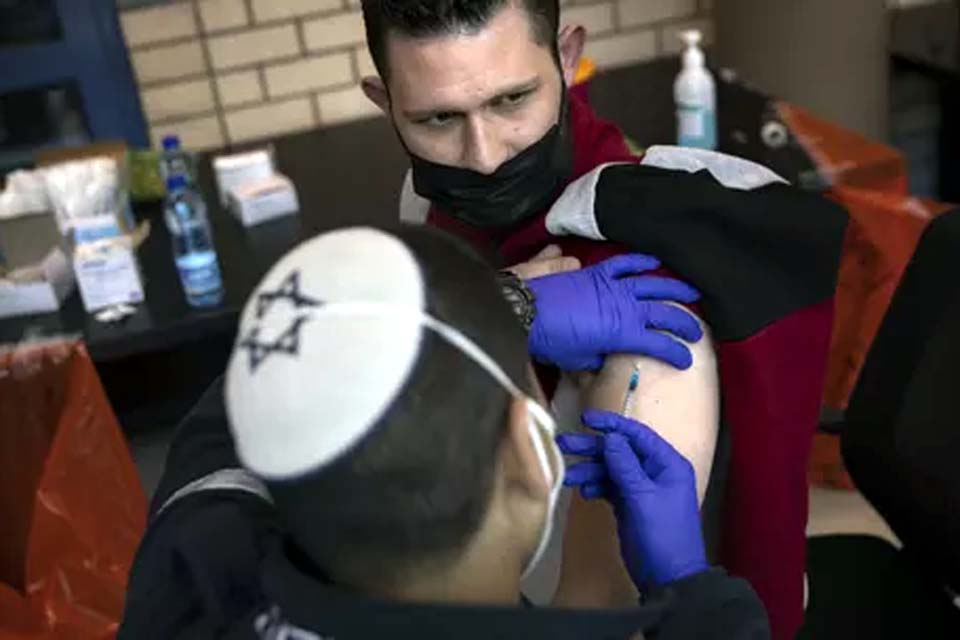 Israel já vacinou 50% da população com ao menos uma dose da vacina