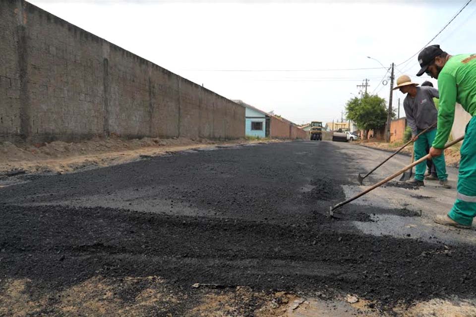 Prefeitura de Ji-Paraná lança massa asfáltica no bairro Boa Esperança do 2º distrito