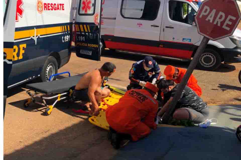 Motociclista fica gravemente ferida após ser atingida por carro