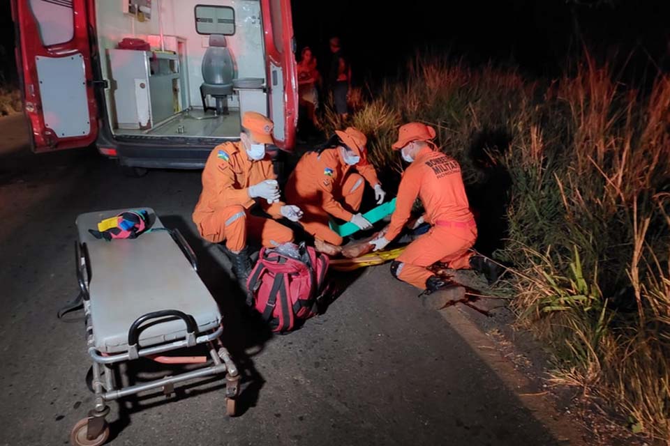 Ciclista é socorrido em estado grave após ser atingido por carro na RO 383