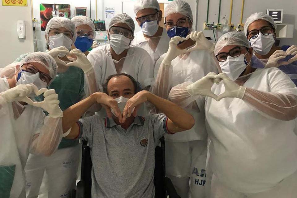 Após vencer a Covid-19, paciente de Theobroma é aplaudido após ter alta da AMI 24h em Porto Velho