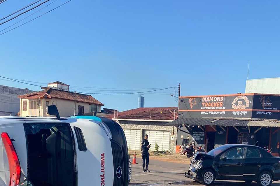 Ambulância tomba após ser atingido por carro no centro 