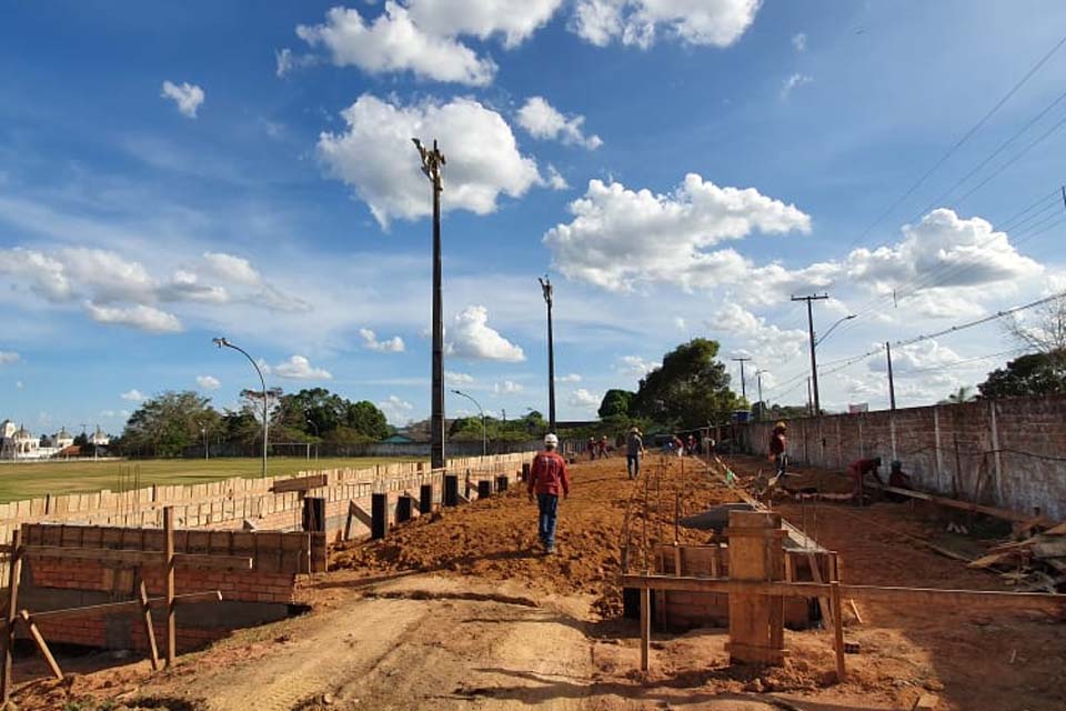 Obras de construção da arquibancada coberta no Estádio Leal Chapelão seguem a todo vapor