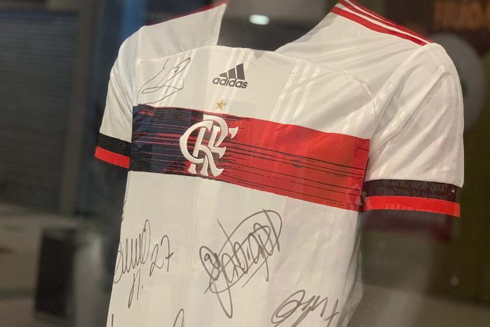 Camisa autografada por atletas do Flamengo será sorteada em ação solidária para ajudar famílias carentes de Rondônia