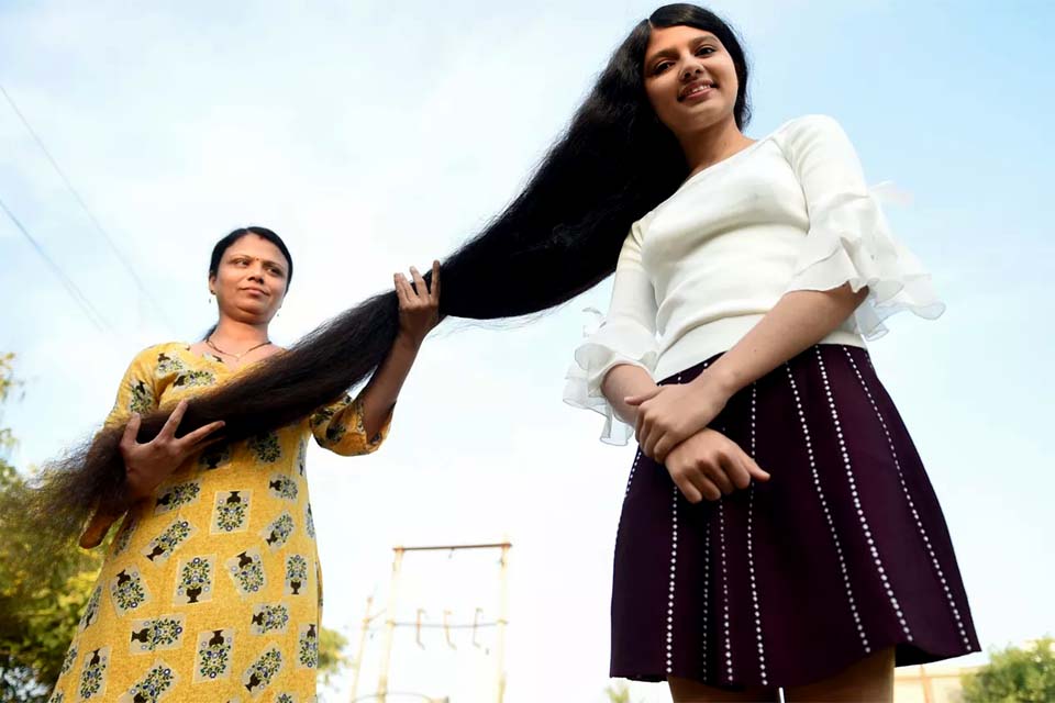 Adolescente indiana ostenta recorde de cabelo mais longo do mundo, com 1,90 metro