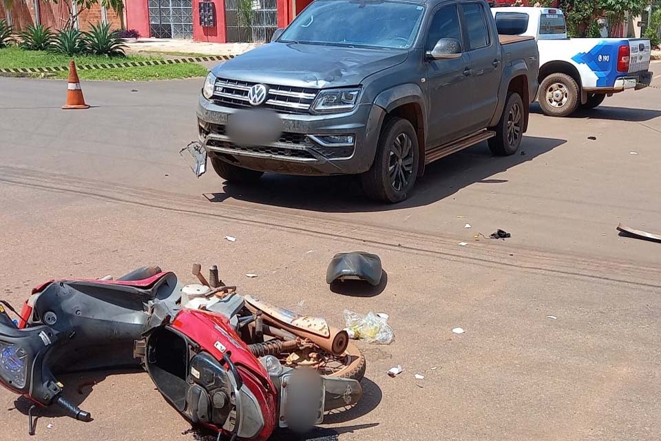 Motociclista fica ferida após colisão com camionete em Rolim de Moura