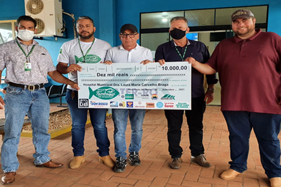 Prefeito recebe cheque simbólico de R$ 10 mil do 2° Festival Nacional do Tambaqui